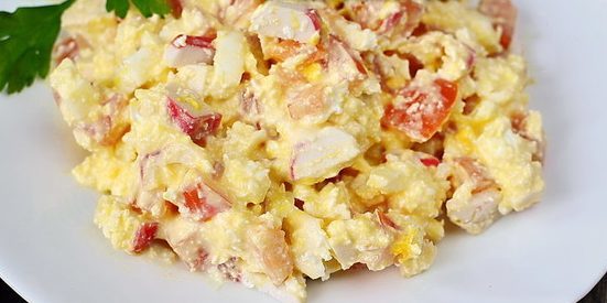 Salate bez majoneze: salata s rakovima štapovima, sira, rajčice i jaja