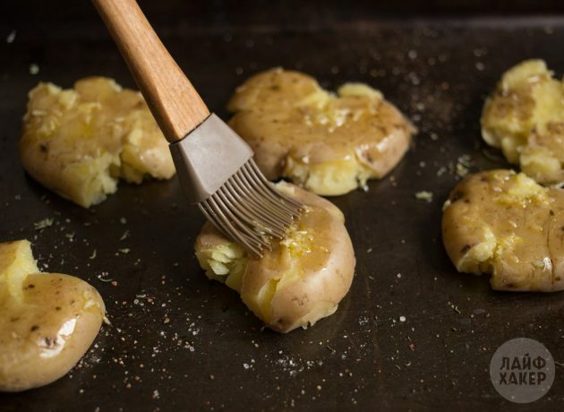 Kako kuhati pečeni krumpir u pećnici: Sve premažite uljem od češnjaka