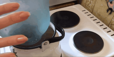 Kako sterilizirati staklenke za par: Stavite staklenku u lonac rupu