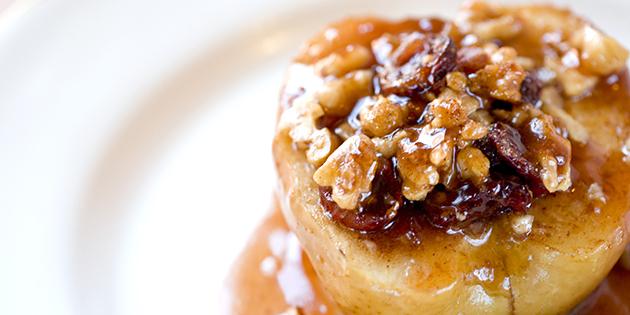 Jednostavni desert: pečene jabuke s orasima, grožđice i med