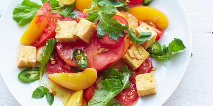 Salata od rajčice. Pikantna salata sa rajčice, rukolom, breskve i tofua