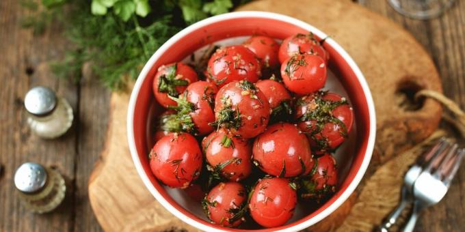 Usoljene rajčice s češnjakom i začinskim biljem 2 sata