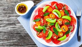 Salata od kivija s preljevom od rajčice i mente