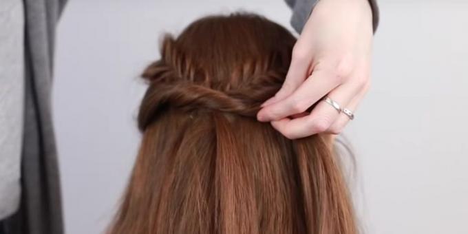 Frizura za dugu kosu: priložiti još jedan pramen njezine kose i