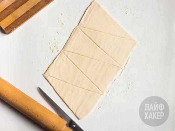 lisnati prsten sa šunkom i sirom: razvaljati i izrezati na lisnato tijesto