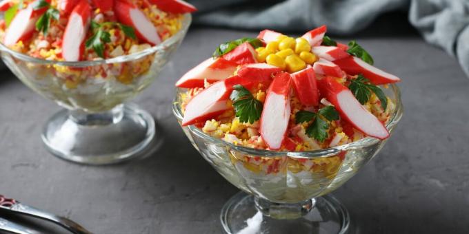 Slojevita salata sa štapićima od rakova i rižom