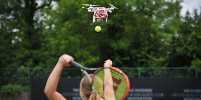 Drone pomaže tenisače
