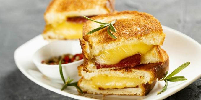 Topli sendviči s kobasicama i sirom