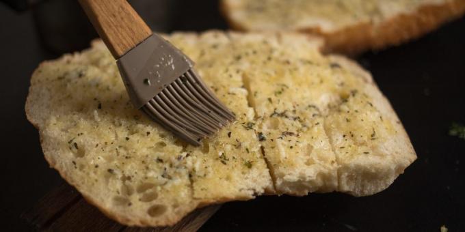 češnjak tost kruh i maslac
