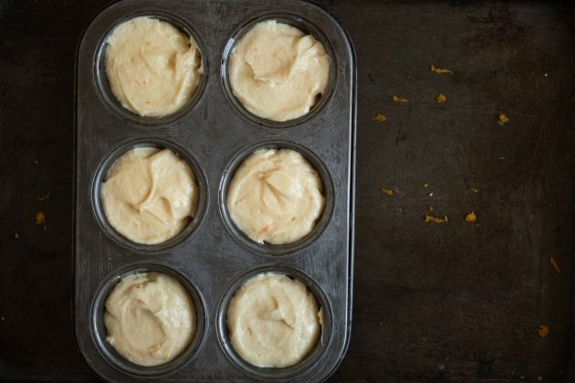 Kako napraviti muffine od mandarina: rasporedite tijesto u kalupe
