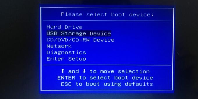Da biste konfigurirali BIOS za pokretanje s USB flash pogona, odaberite stavku USB uređaj za pohranu