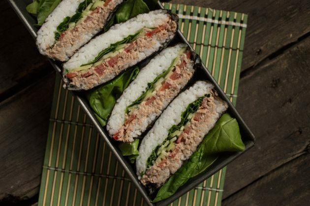 Klasični onigirazu sushi sendvič može se poslužiti sa umakom od soje ili bez njega