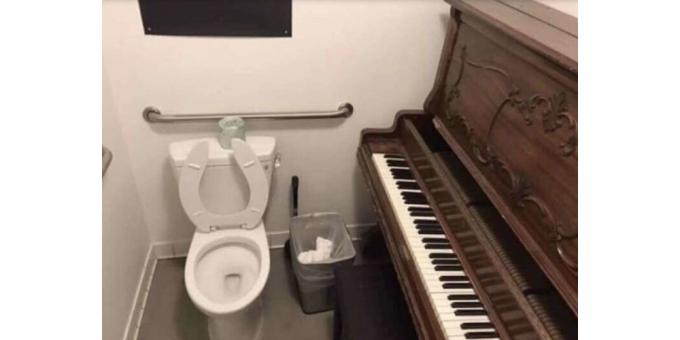 klavir u WC