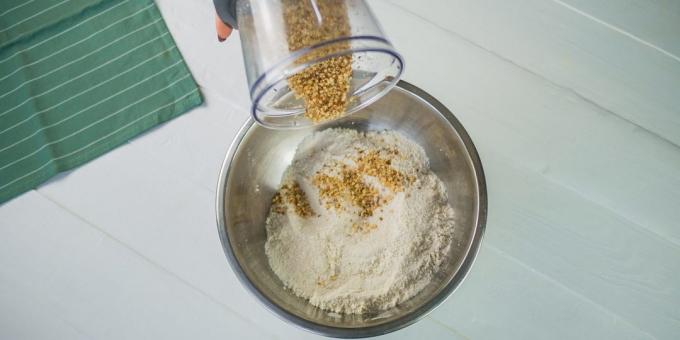 Kako pripremiti kruške kolač: Umiješajte sjeckanih oraha
