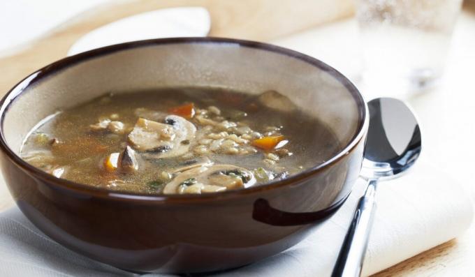 Janjeća juha s ječmom i gljivama