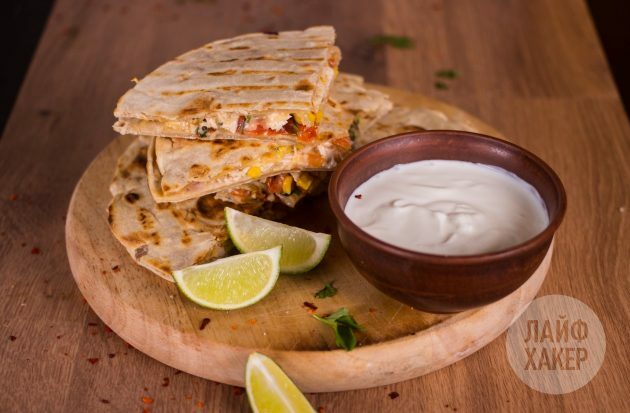 Quesadillas sa salsom od piletine, kukuruza i rajčice, poslužen s umakom od kiselog vrhnja ili guacamolea