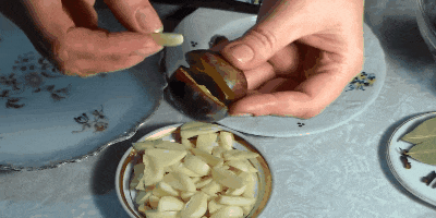 Recept: Kiseli šljive punjene s češnjakom