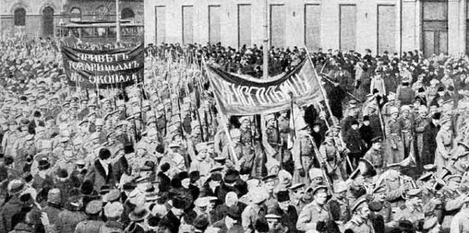 Povijest Ruskog Carstva: Veljačka revolucija. Demonstracija vojnika u Petrogradu u veljači. 