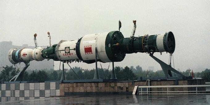 Model stanice Salyut-7 ispred jednog od paviljona VDNKh u Moskvi, 1985. godine