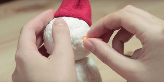 Snjegović svojim rukama: stvoriti snjegović i ljepila dijelove