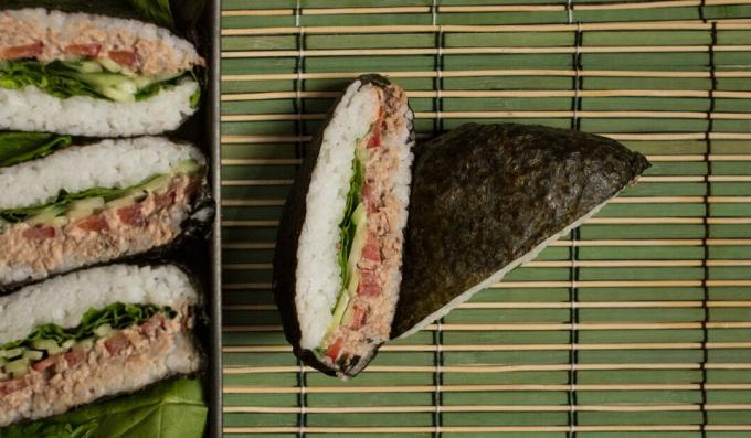Klasični sushi sendvič onigirazu s tunom i špinatom