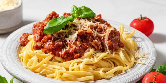 Bolognese tjestenina s mljevenim mesom i slaninom