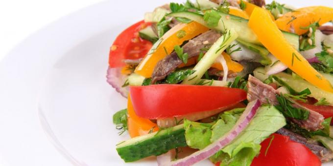 Salata od krastavaca, rajčica i govedina s lukom, češnjakom i začinskim biljem