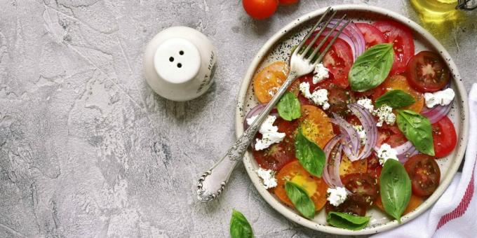 Salata s pikantnim rajčicama i sirom