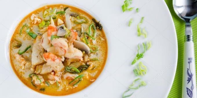 Tajlandska juha „je Tom Yam” gljive i luk