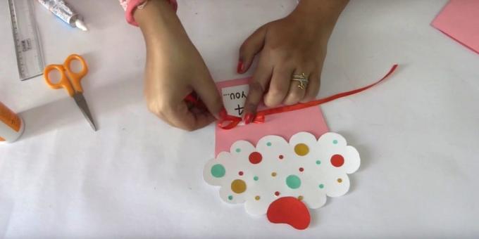 Izrezati male krugove papir u boji različitih promjera