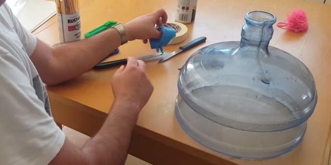 Luster vlastite ruke: rez na vrhu boce i uklonite poklopac