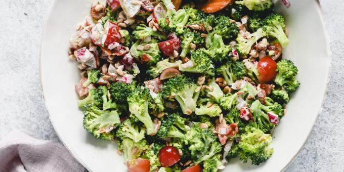 Recept salata s brokula, slanina, luk, grožđe i sjemenke suncokreta
