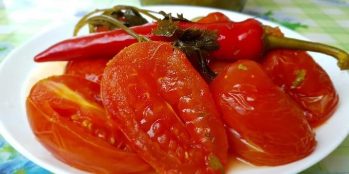 Slani rajčice sa začinskim biljem, češnjakom i paprom