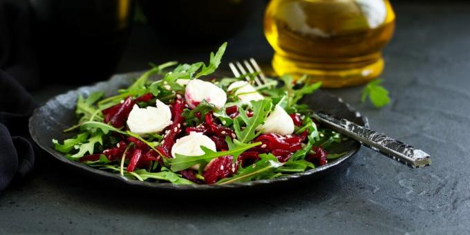Salata s mozzarellom, rukolom i ciklom: jednostavan recept