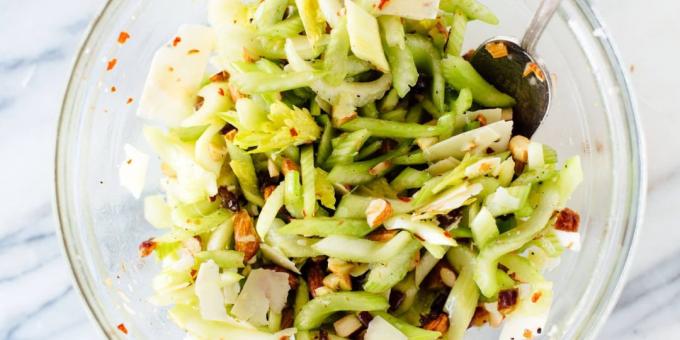 Salata od celera, smokve, badema i parmezana