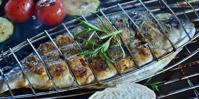 Recepti za roštilja: Cijela riba punjena s limunom, češnjakom i peršinom