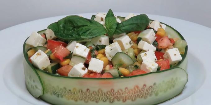 Salata od krastavaca, rajčice i feta sira i kukuruza sa sojinim umakom