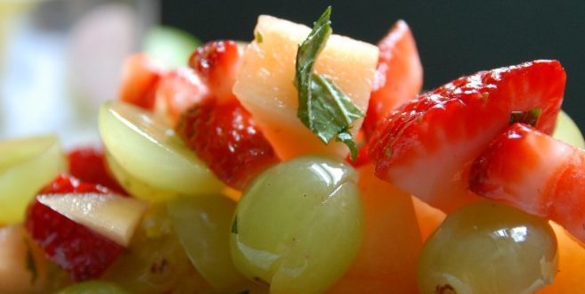 Voćna salata od dinje s jagodama i trešnjama