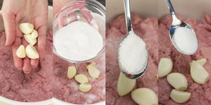 Korak po korak recept za domaće kobasice: Dodajte češnjak, vrhnje, sol, šećer