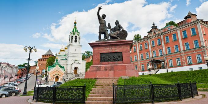 Znamenitosti Nižnjeg Novgoroda: spomenik Mininu i Požarskom