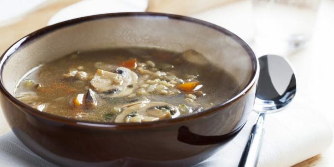 Janjeća juha s ječmom i gljivama
