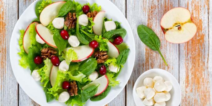 Jednostavan recept za salatu s mozzarellom, jabukama i brusnicama