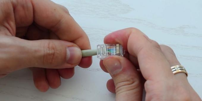 Kako previti kabel s upletenom parom: nataknite konektor