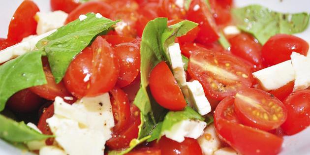 brzi recepti jela: salata s rajčicama i feta sira 