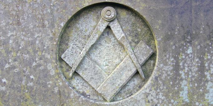 Tko su slobodni zidari: kompas i trg - masonski znak u dvorani u Lancasteru