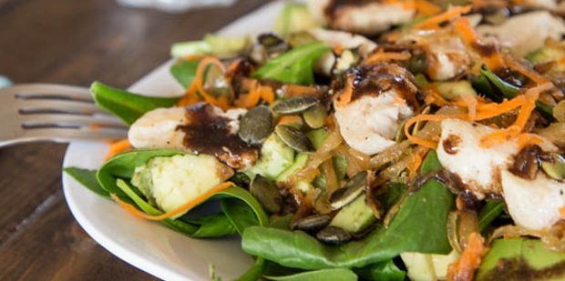 Najbolji recepti s đumbirom: Salata s piletinom, špinata i đumbira