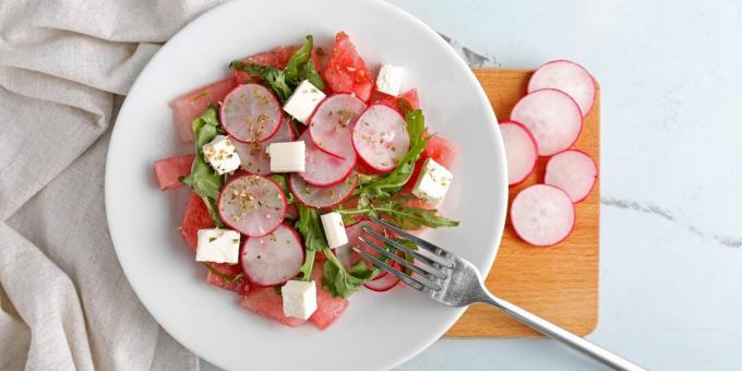 Tajlandska salata s lubenicom, rotkvicom, fetom i pikantnim dresingom