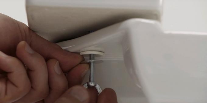 Kako instalirati WC: pričvrstiti na dnu plastične i metalne podloške