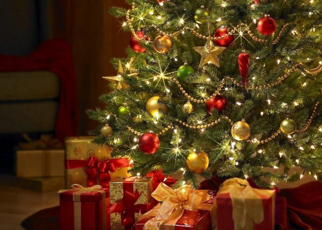 Ukrasite božićno drvce: loptice i šljokice