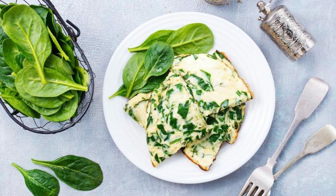 Omlet sa špinatom i sirom u tavi